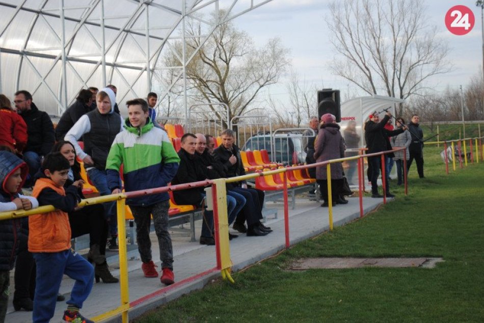 Futbalový klub OFK Maňa má novú modernú tribúnu