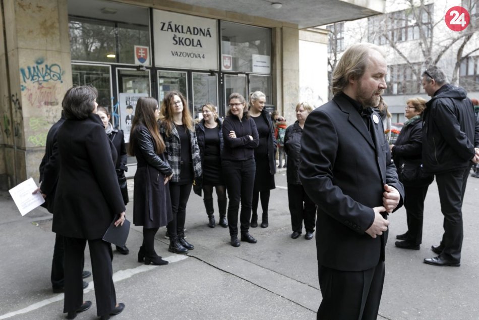 Deň učiteľov v čiernom