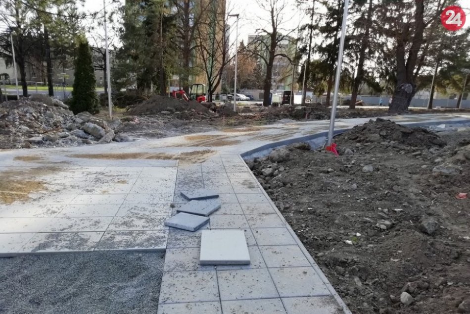 Má byť odovzdaný do konca apríla: Čerstvé FOTO obnovovaného parku v Humennom