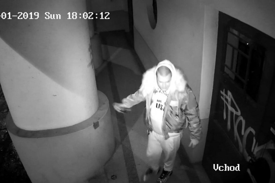 Polícia hľadá sprejera, ktorý poškodil fasádu divadla: Zverejnila kamerové záber