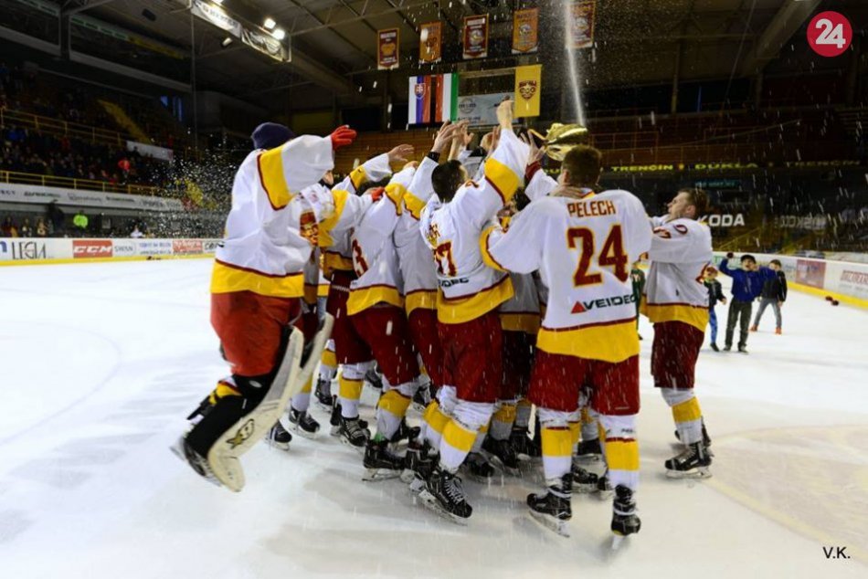 FOTO: Trenčianski juniori HK Dukla Trenčín obhájili majstrovský titul