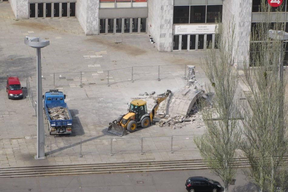 Búranie pred Istropolisom