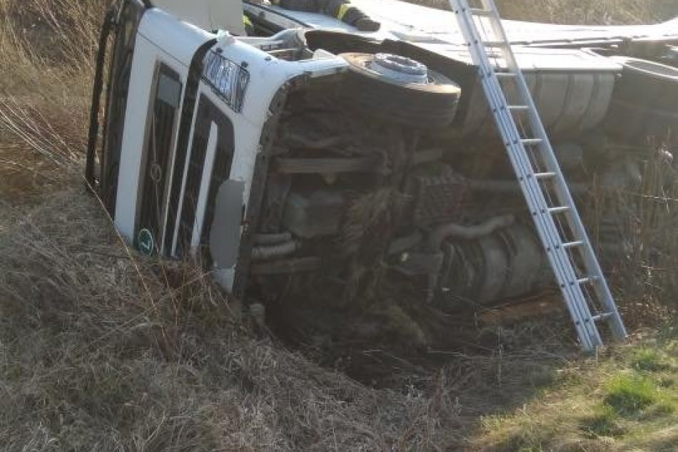 FOTO: Nehoda kamiónu v Ružomberku