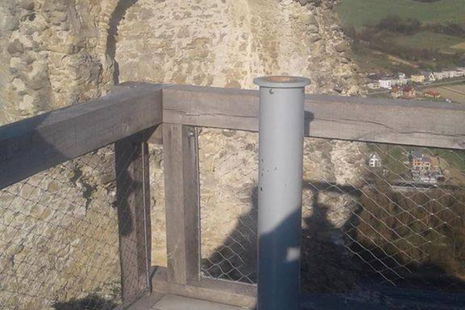 Z Považského hradu zmizol ďalekohľad, zrejme ho ukradli