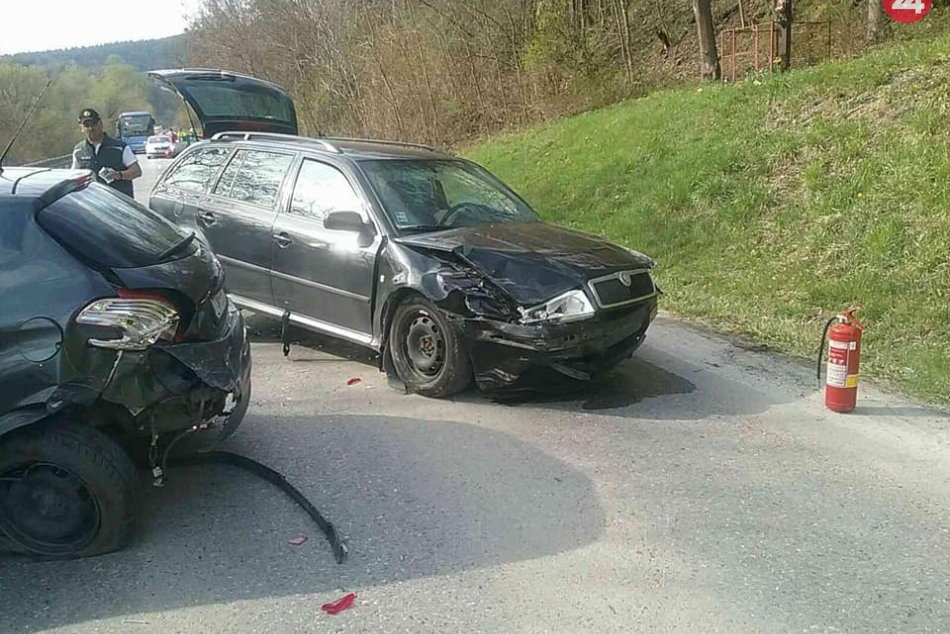 Čelná zrážka pri Udiči: Pri nehode sa zrazili tri autá, hlásili zranených