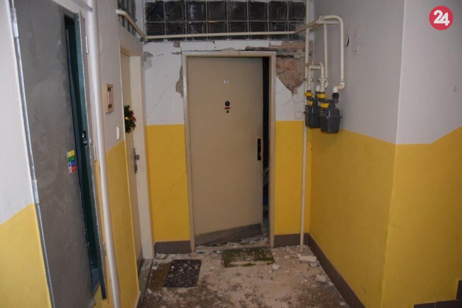 V OBRAZOCH: Nočný výbuch v bystrickej bytovke. Vyžiadal si život muža