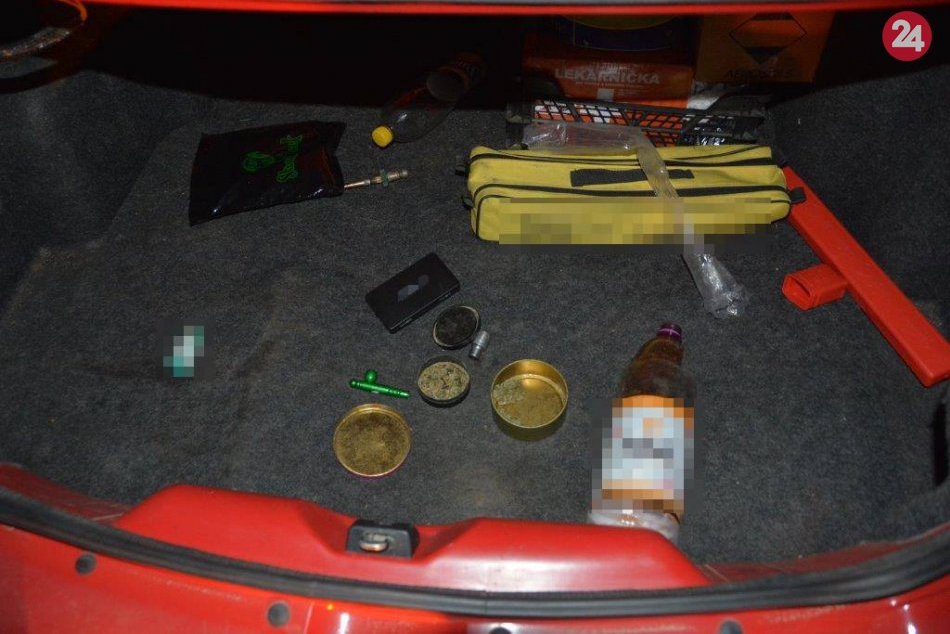 V OBRAZOCH: Policajti našli vo Zvolene drogy