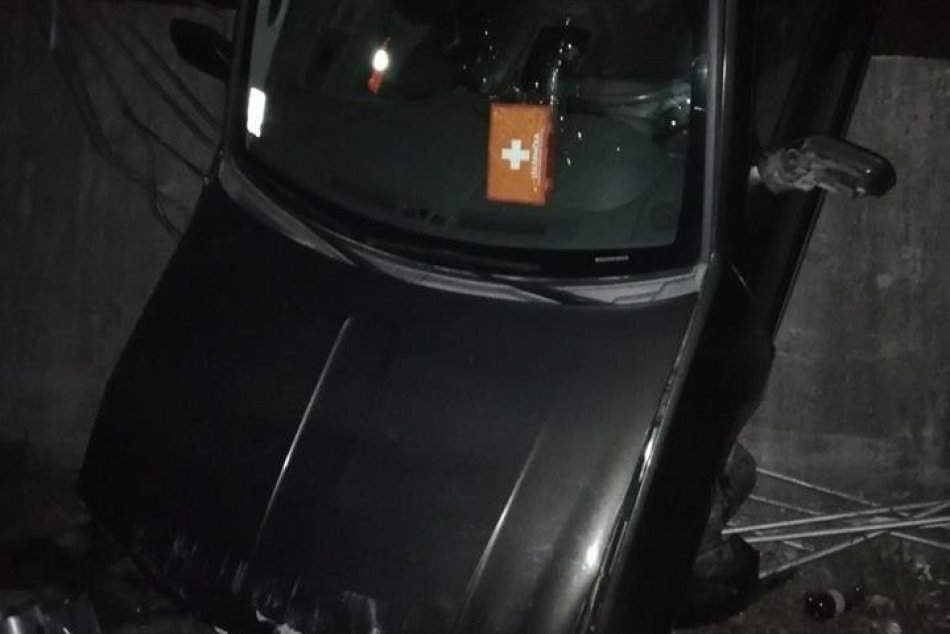 V OBRAZOCH: Naháňačku ako z akčného filmu v Bystrici ukončila nehoda