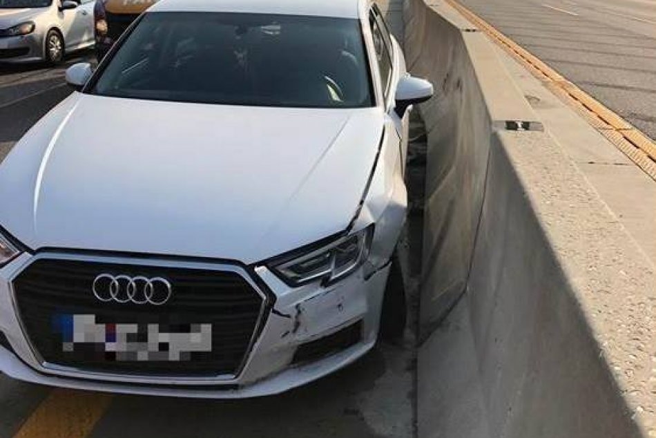 Na diaľnici D1 smerom do Bratislavy sa zrazili tri autá