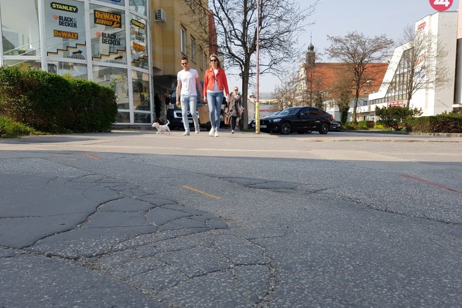 Paulínska v rekonštrukcii: Rozbitý asfaltový chodník nahradí dlažba