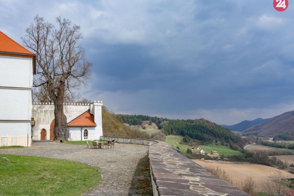 V OBRAZOCH: Korvínova lipa na Hrade Ľupča, chránená prírodná pamiatka