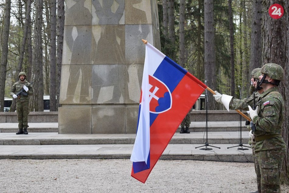 FOTO: 74. výročie oslobodenia Trenčína pri Pamätníku umučených na Brezine