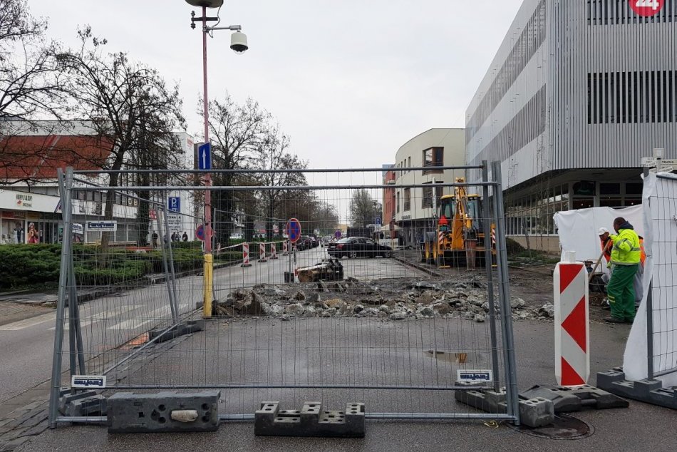 Paulínska v rekonštrukcii: Rozbitý asfaltový chodník nahradí dlažba