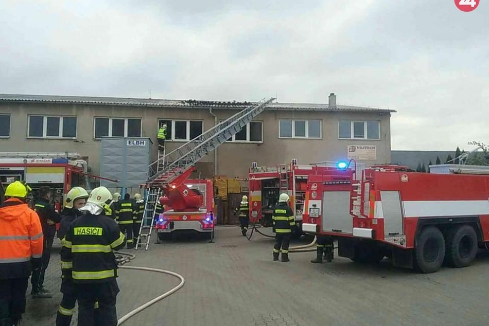 Hasiči z nášho mesta v akcii: V Horovciach horela výrobná hala