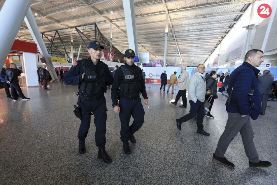 Pätica maskovaných mužov prepadla lietadlo