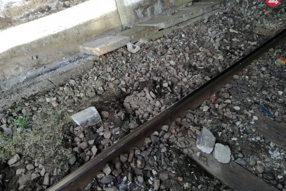 FOTO z miesta: V koľajisku ležali kusy betónu