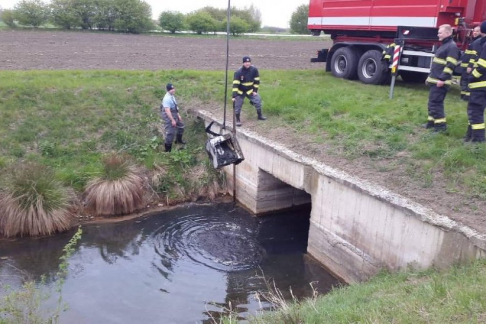 FOTO: Trezor vyťahovali policajti aj hasiči