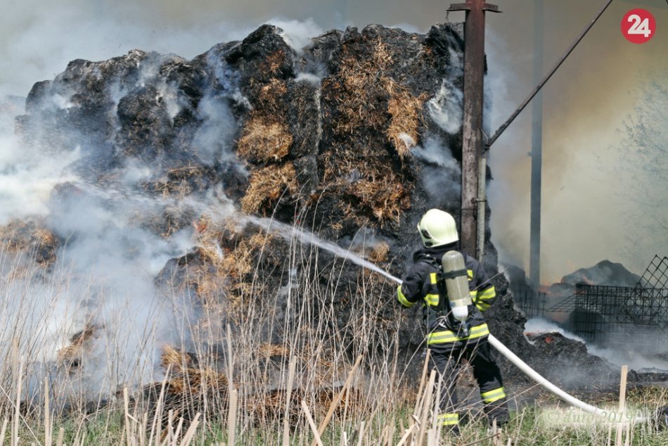 V OBRAZOCH: Požiar na poľnohospodárskom družstve v Očovej