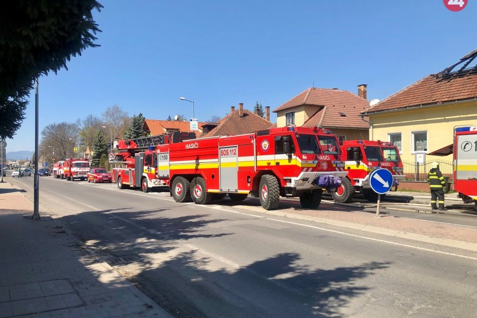 FOTO: Zásah hasičov pri požiari rodinného domu v Mikuláši