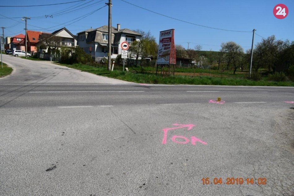 FOTO: Dopravné vozidlo sa pri Trenčíne zrazilo s chodcom