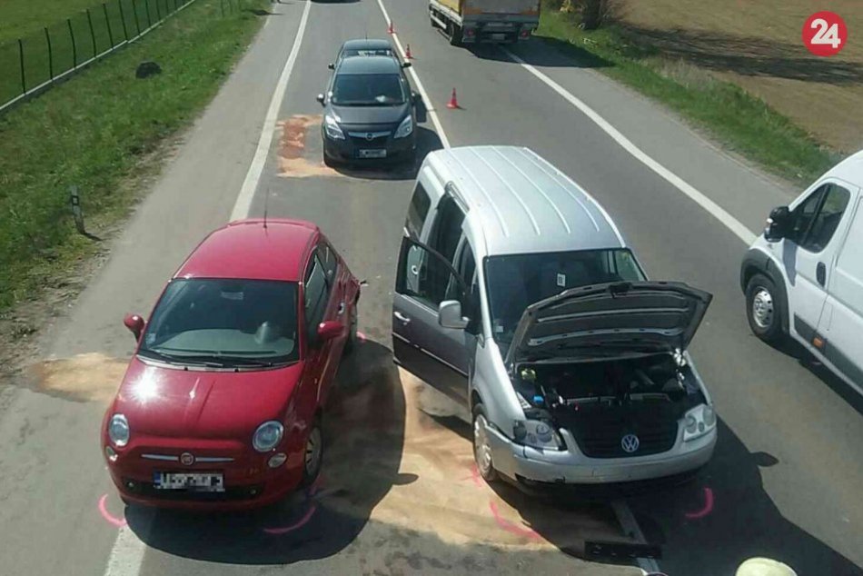 Dopravná nehoda na Považí: Zrážka štyroch áut si vyžiadala dvoch zranených