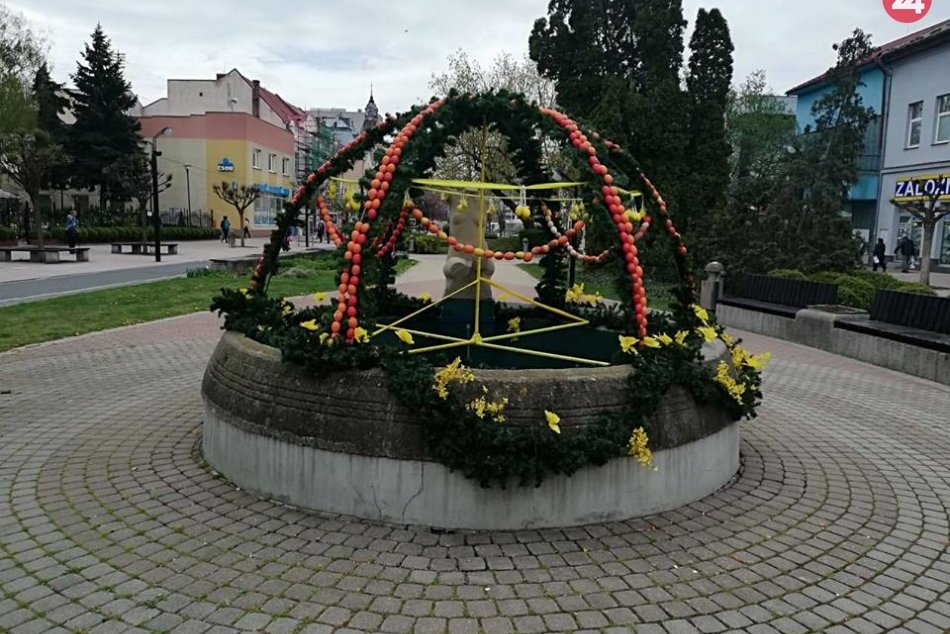 Veľkonočná výzdoba v centre metropoly Zemplína? Megakraslica a nielen to! FOTO