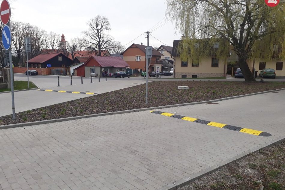 FOTO: Nové spomaľovače na Námestí SNP
