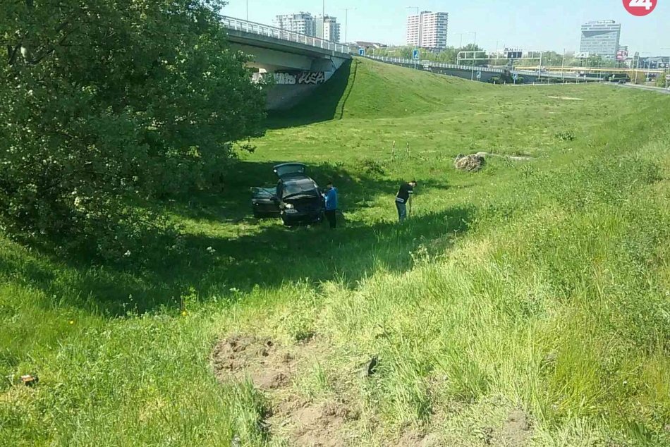 Na zjazde z bratislavského Prístavného mosta auto vyletelo z cesty