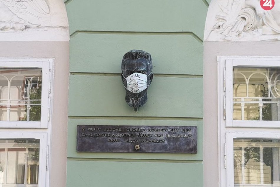 Deň Zeme - rúšky na sochách