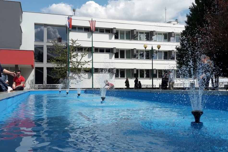 Fontána pred Mestským úradom v Považskej Bystrici je už spustená