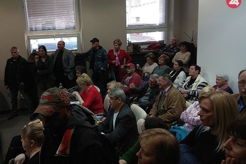 Desiatky obyvateľov sa zúčastnili mestského zastupiteľstva v Nových Zámkoch