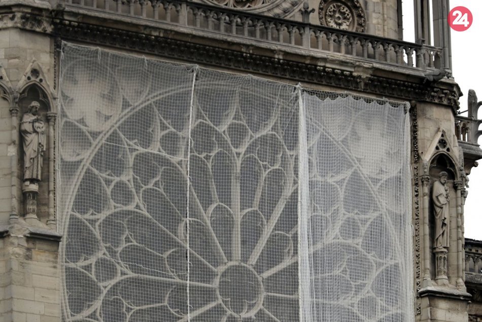 Práce na Notre-Dame pokračujú