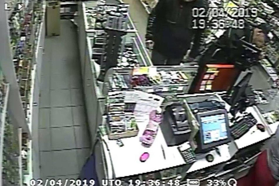 V OBRAZOCH: Vo zvolenskej trafike došlo ku krádeži. Nespoznávate tieto osoby?