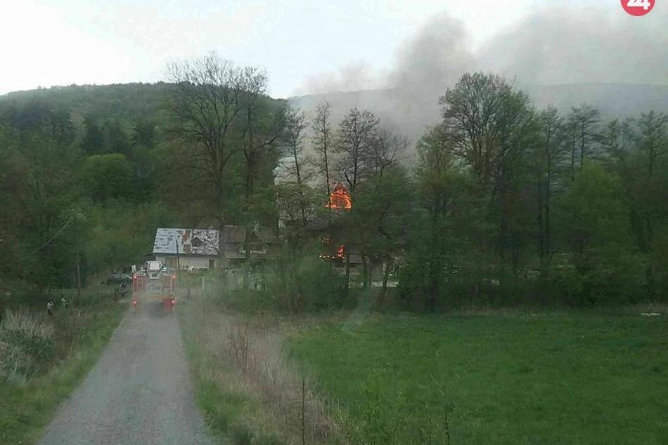 Ubytovacie zariadenie v plameňoch: Zábery z miesta