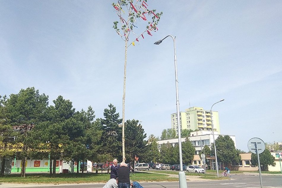 V Nových Zámkoch postavili tradičný máj