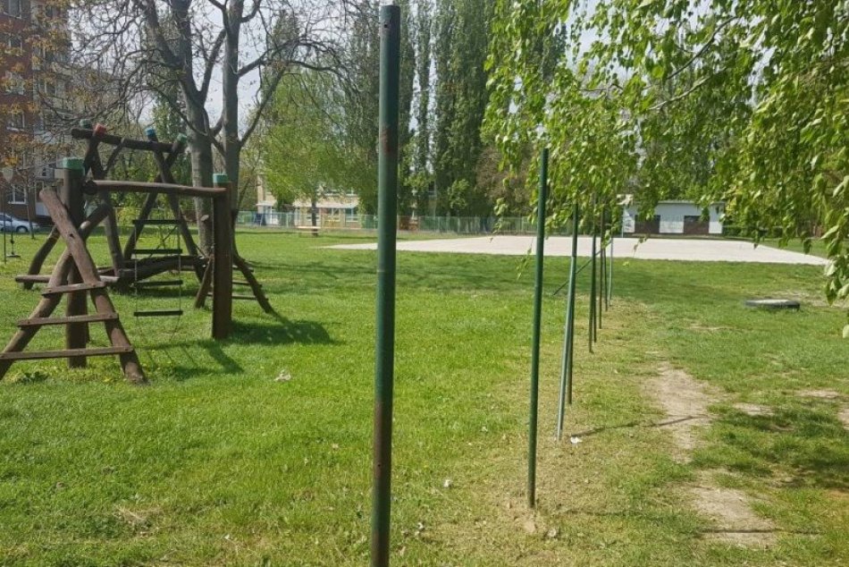 Vandalizmus na šalianskom ihrisku: Stopne ich vyčíňanie nový správca? FOTO