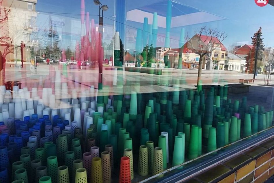 Výklad pred obchodným domom v našom meste? Je z neho galéria