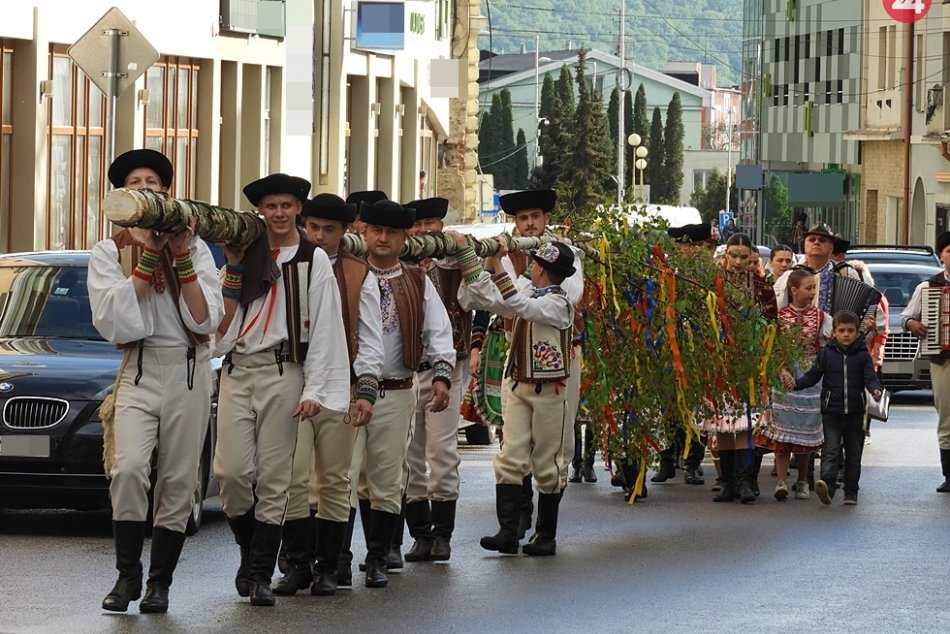Obrazom: Tradičné stavanie mája v Rožňave (2019)