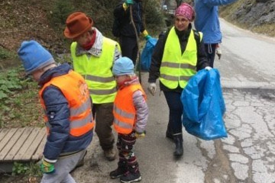 FOTO: Dobrovoľníci vyčistili Manínsku tiesňavu aj kalváriu