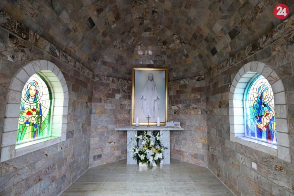 Kaplnka je zrejme slovenským unikátom, je celá z mramoru