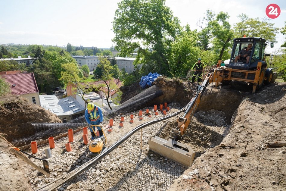 Odstraňovanie následkov po zosuve na hradnom kopci