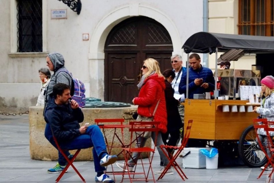 Červené stoličky - Projekt Sadni si!