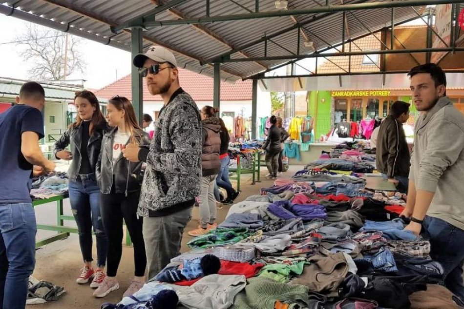 Hlohovčania prevetrali šatníky: Fraštacká burza oblečenia prilákala najmä mladýc