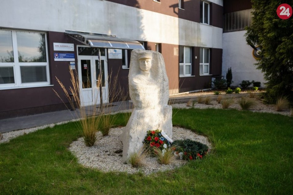 Socha M. R. Štefánika na letisku v Janíkovciach