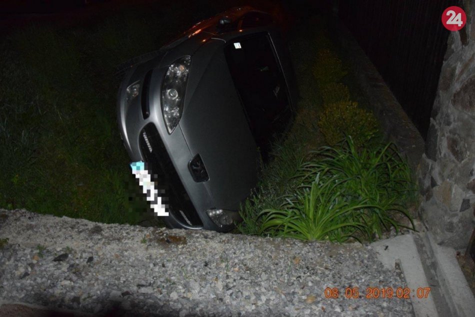 V OBRAZOCH: Opitý vodič (25) skončil s autom v odvodňovacej priekope