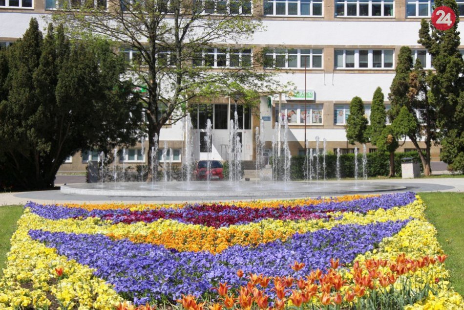 V OBRAZOCH: Bystričanov teší nová fontána pred Mestským úradom