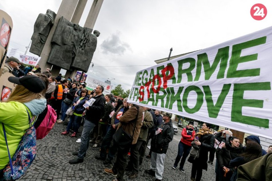 Protest proti povoleniu prevádzky Farmy ošípaných v Palárikove
