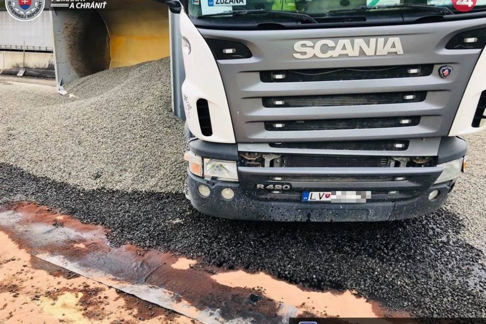 Na D1 pred Bratislavou v smere zo Senca sa prevrátil kamión
