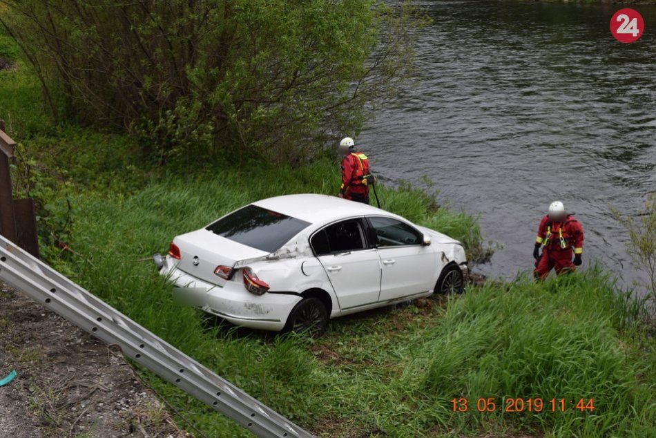 FOTO: Auto so štyrmi ľuďmi skončilo vo Váhu