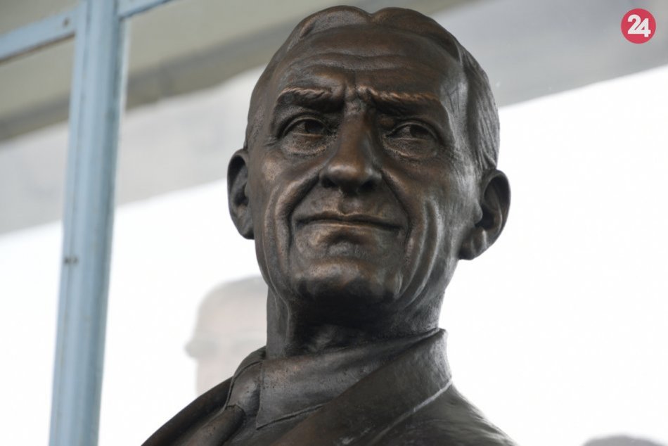 Socha Ľudovíta Wintera na Kolonádovom moste v Piešťanoch